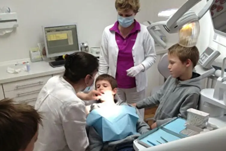 Eine Gruppe von Kindern in einer Kinderzahnmedizin-Praxis.