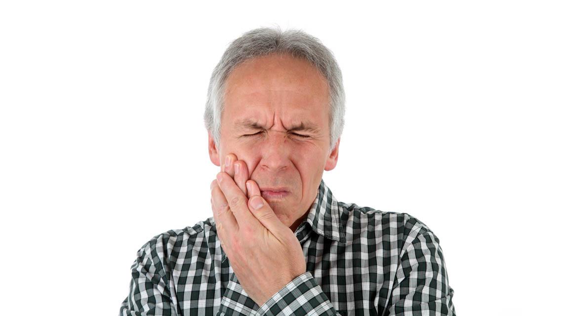 Ein Mann mit Zahnschmerzen.