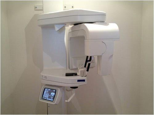 Ein wandmontiertes Röntgengerät für die Praxis.