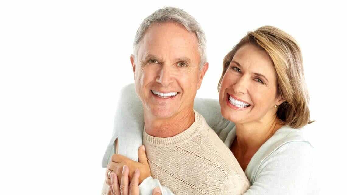 Ein älteres Paar posiert während seines regulären Zahnarzttermins für ein Foto.