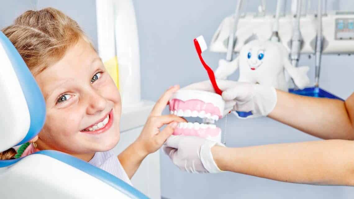 Ein kleines Mädchen erhält Zahnpflege in einer Zahnarztpraxis.