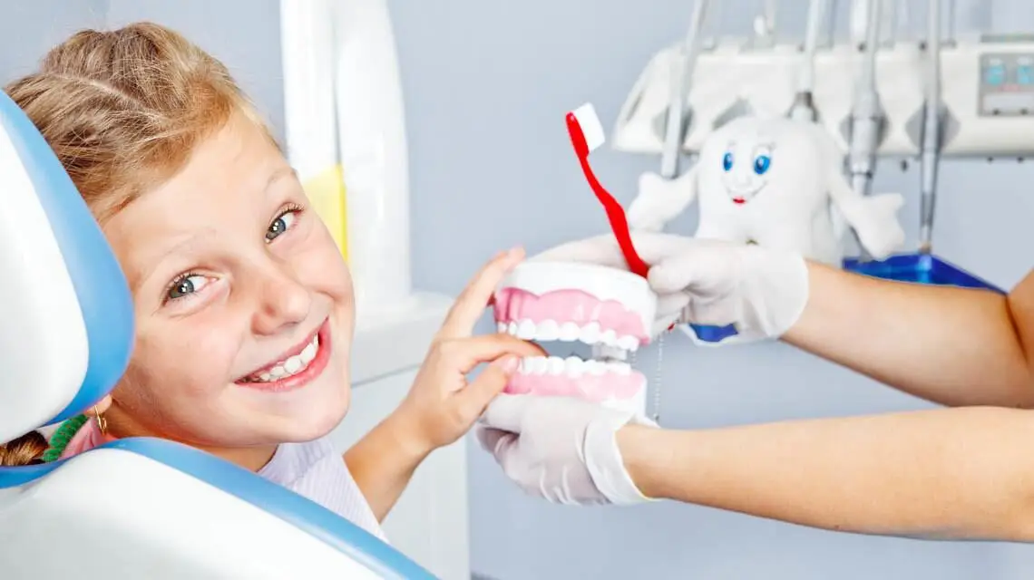 Ein kleines Mädchen erhält Zahnpflege in einer Zahnarztpraxis.