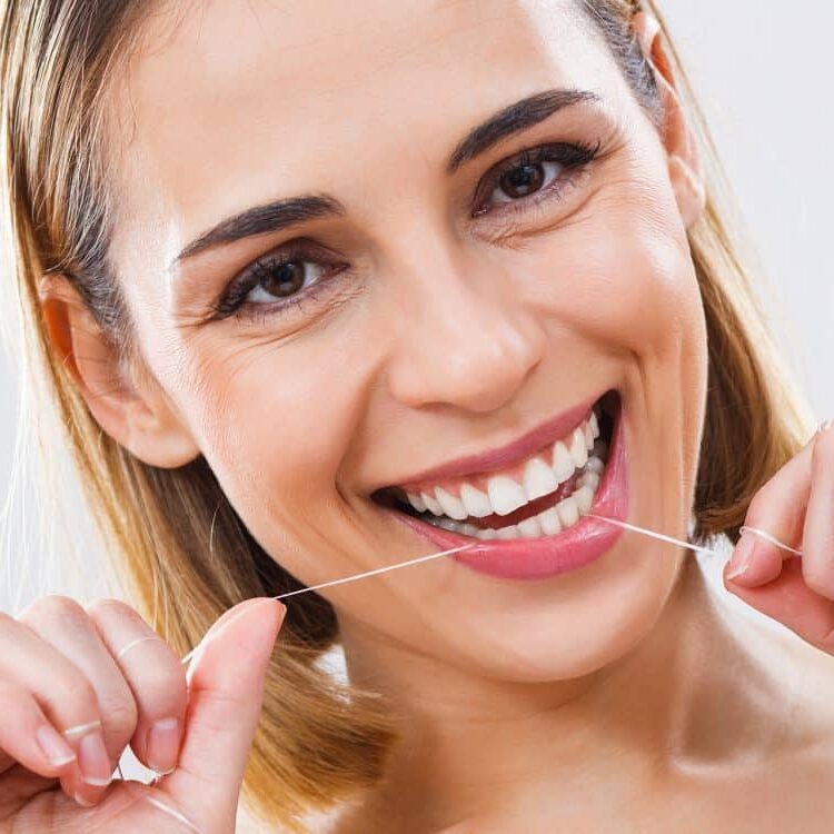 Zahnseide ist sehr wichtig bei Zähneputzen
